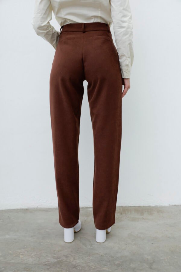 Pantalón tiro alto sarguita gamuzado - Imagen 4